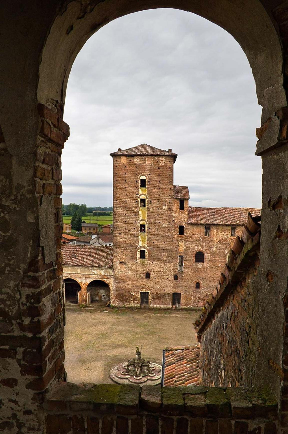 Agriturismo Castello Beccaria Pieve del Cairo Bagian luar foto